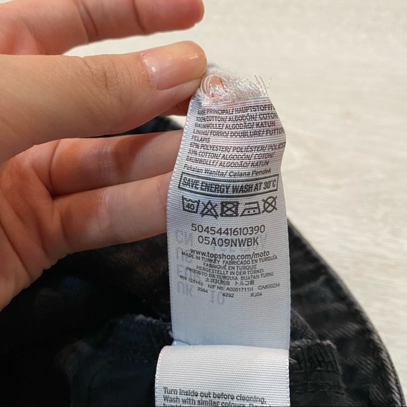 Topshop Moto Mom Black Denim High Rise Jean Shorts Distressed Frayed Hem US 6 - Picture 6 of 8